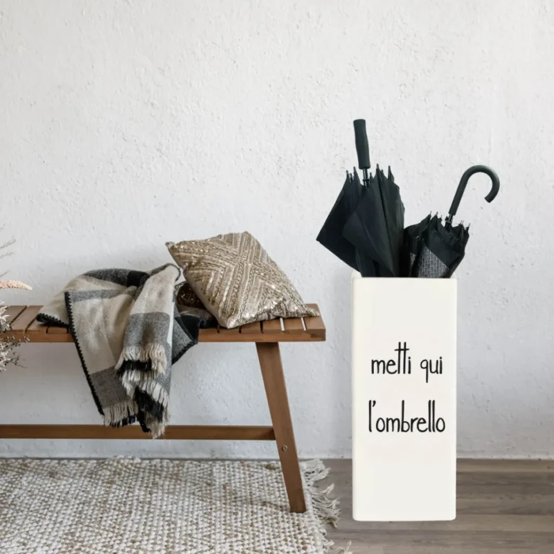 Portaombrelli Simple Day in metallo con scritta “Metti qui l’ombrello”. Elegante, resistente e perfetto per un ingresso ordinato e di stile.