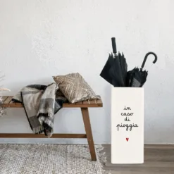 Portaombrelli Simple Day con scritta “In caso di pioggia”. Elegante, resistente e perfetto per un ingresso curato e accogliente anche nei giorni grigi.