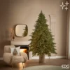 Il Pino Imperial New di EDG Enzo de Gasperi con 4000 Mini Led è la punta di diamante della collezione ed è una novità assoluta del Natale 2025 EDG. Un albero di Natale scenografico e realistico, pensato per chi non si accontenta e desidera un allestimento professionale anche in ambienti domestici. La folta chioma con 2224 rami in total in PE ricrea l’effetto del pino naturale, mentre la struttura EDG Metal + Tree Paper assicura stabilità, durata e un’estetica curata in ogni dettaglio. È smontabile e facile da riporre a fine stagione, oltre che ignifugo per una sicurezza superiore. L’illuminazione integrata con 4000 MiniLED valorizza l’albero con una luce omogenea e avvolgente. Grazie al telecomando puoi scegliere il multieffetto preferito, regolare l’intensità dimmerabile e attivare il Memory-Timer 8h ON / 16h OFF, che memorizza l’ultimo settaggio e accende l’albero ogni giorno alla stessa ora. Il cavo da 5 metri offre massima libertà di posizionamento; l’alimentazione 31V – 15W garantisce consumi contenuti e la certificazione CE assicura conformità agli standard europei. Con grado di protezione IP44, è ideale anche per esterno, perfetto per ingressi, vetrine, portici e giardini, mantenendo sempre l’eleganza EDG. Per un’installazione impeccabile, utilizzare solo la base originale o con la base tronco Originale EDG (non compatibile con basi tronco di altre Aziende). Scegli il Pino Imperial new EDG per un albero di Natale di alto profilo: prestazioni professionali, design ricercato e affidabilità che illuminano le festività con stile.