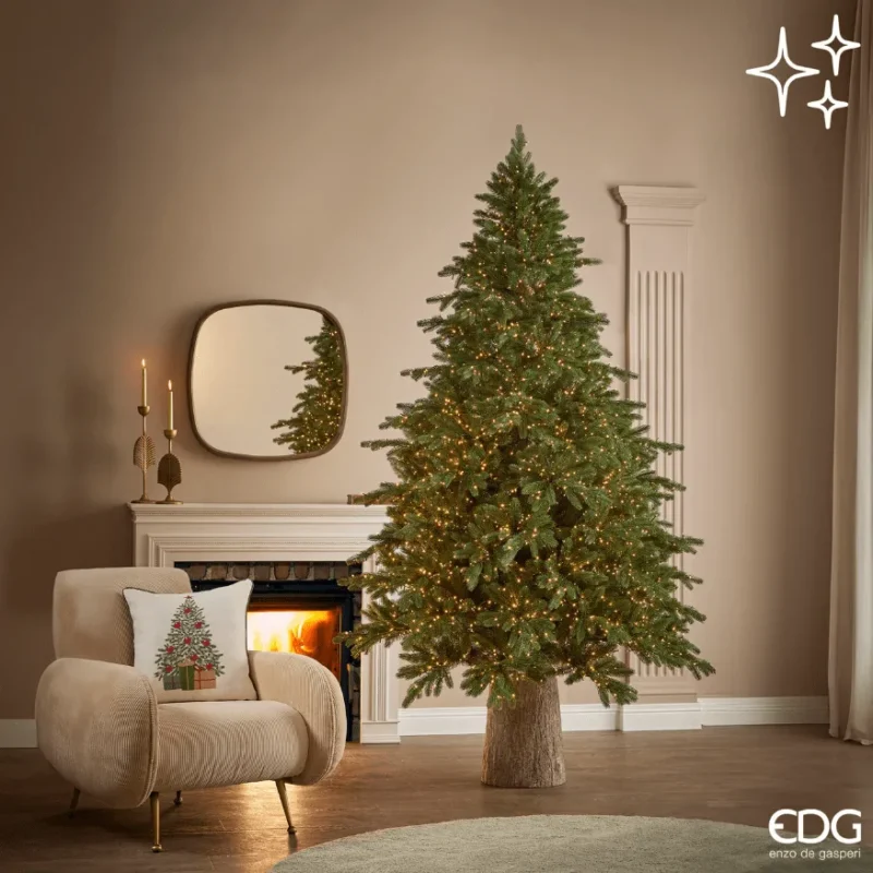 Il Pino Imperial New di EDG Enzo de Gasperi con 4000 Mini Led è la punta di diamante della collezione ed è una novità assoluta del Natale 2025 EDG. Un albero di Natale scenografico e realistico, pensato per chi non si accontenta e desidera un allestimento professionale anche in ambienti domestici. La folta chioma con 2224 rami in total in PE ricrea l’effetto del pino naturale, mentre la struttura EDG Metal + Tree Paper assicura stabilità, durata e un’estetica curata in ogni dettaglio. È smontabile e facile da riporre a fine stagione, oltre che ignifugo per una sicurezza superiore. L’illuminazione integrata con 4000 MiniLED valorizza l’albero con una luce omogenea e avvolgente. Grazie al telecomando puoi scegliere il multieffetto preferito, regolare l’intensità dimmerabile e attivare il Memory-Timer 8h ON / 16h OFF, che memorizza l’ultimo settaggio e accende l’albero ogni giorno alla stessa ora. Il cavo da 5 metri offre massima libertà di posizionamento; l’alimentazione 31V – 15W garantisce consumi contenuti e la certificazione CE assicura conformità agli standard europei. Con grado di protezione IP44, è ideale anche per esterno, perfetto per ingressi, vetrine, portici e giardini, mantenendo sempre l’eleganza EDG. Per un’installazione impeccabile, utilizzare solo la base originale o con la base tronco Originale EDG (non compatibile con basi tronco di altre Aziende). Scegli il Pino Imperial new EDG per un albero di Natale di alto profilo: prestazioni professionali, design ricercato e affidabilità che illuminano le festività con stile.