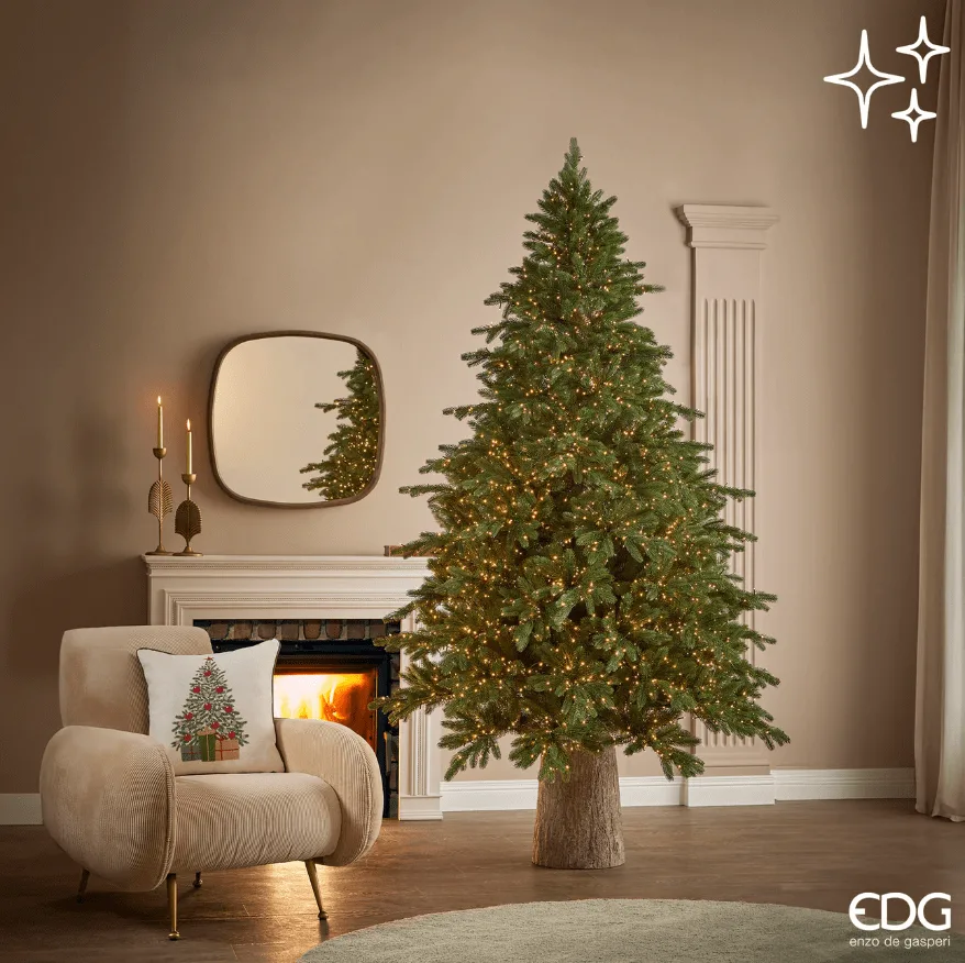 Il Pino Imperial New di EDG Enzo de Gasperi con 4000 Mini Led è la punta di diamante della collezione ed è una novità assoluta del Natale 2025 EDG. Un albero di Natale scenografico e realistico, pensato per chi non si accontenta e desidera un allestimento professionale anche in ambienti domestici. La folta chioma con 2224 rami in total in PE ricrea l’effetto del pino naturale, mentre la struttura EDG Metal + Tree Paper assicura stabilità, durata e un’estetica curata in ogni dettaglio. È smontabile e facile da riporre a fine stagione, oltre che ignifugo per una sicurezza superiore. L’illuminazione integrata con 4000 MiniLED valorizza l’albero con una luce omogenea e avvolgente. Grazie al telecomando puoi scegliere il multieffetto preferito, regolare l’intensità dimmerabile e attivare il Memory-Timer 8h ON / 16h OFF, che memorizza l’ultimo settaggio e accende l’albero ogni giorno alla stessa ora. Il cavo da 5 metri offre massima libertà di posizionamento; l’alimentazione 31V – 15W garantisce consumi contenuti e la certificazione CE assicura conformità agli standard europei. Con grado di protezione IP44, è ideale anche per esterno, perfetto per ingressi, vetrine, portici e giardini, mantenendo sempre l’eleganza EDG. Per un’installazione impeccabile, utilizzare solo la base originale o con la base tronco Originale EDG (non compatibile con basi tronco di altre Aziende). Scegli il Pino Imperial new EDG per un albero di Natale di alto profilo: prestazioni professionali, design ricercato e affidabilità che illuminano le festività con stile.