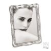 Portafoto decorato argento Mascagni in metallo lucido . Design elegante, finitura brillante e stile italiano per valorizzare ogni fotografia con classe.