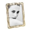 Portafoto decorato Mascagni in metallo lucido oro. Design elegante, finitura brillante e stile italiano per valorizzare ogni fotografia con classe.