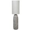 Lampada da terra in ceramica grigia con finitura effetto pietra, alta 123cm Base scultorea e paralume in tessuto. Ideale per arredo Wabi-Sabi e Minimal.