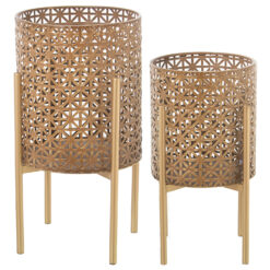 Fioriere metallo oro set da 2 pezzi. Portapiante design traforato a effetto rattan. Fioriera alta moderna per arredo interno dorato e chic.