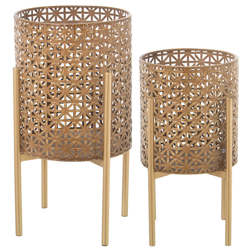 Fioriere metallo oro set da 2 pezzi. Portapiante design traforato a effetto rattan. Fioriera alta moderna per arredo interno dorato e chic.