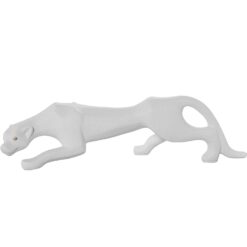 Scultura pantera ceramica di design. Statua ghepardo in bianco opaco con occhi oro. Decorazione minimalista bianca di grande impatto visivo.
