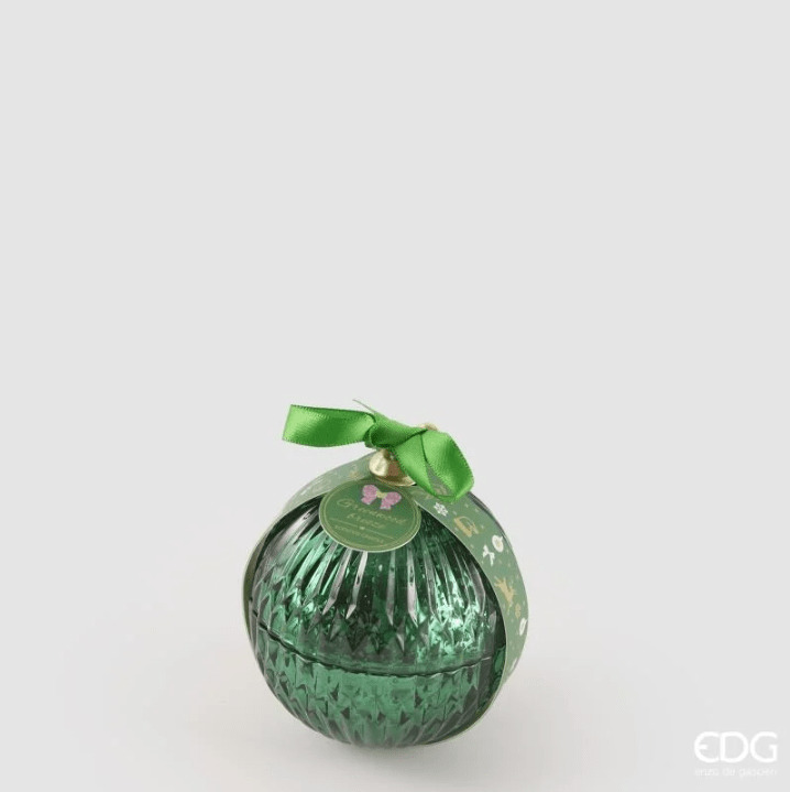Candela natalizia in vetro verde EDG con fragranza Greenwood: elegante, profumata e perfetta per le feste. Scoprila ora sul nostro shop online.