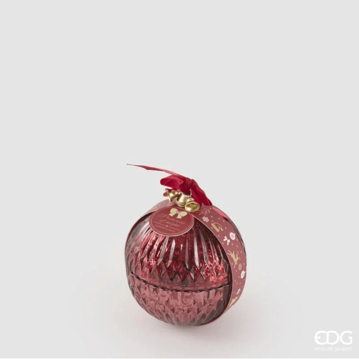 Candela natalizia rossa in vetro EDG con fragranza Princess of the Night: elegante, profumata e festiva. Scoprila ora sul nostro shop online.