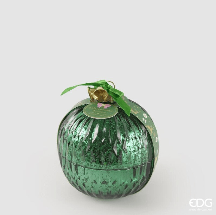 Candela natalizia in vetro verde EDG con fragranza Greenwood: elegante, profumata e perfetta per le feste. Scoprila ora sul nostro shop online.