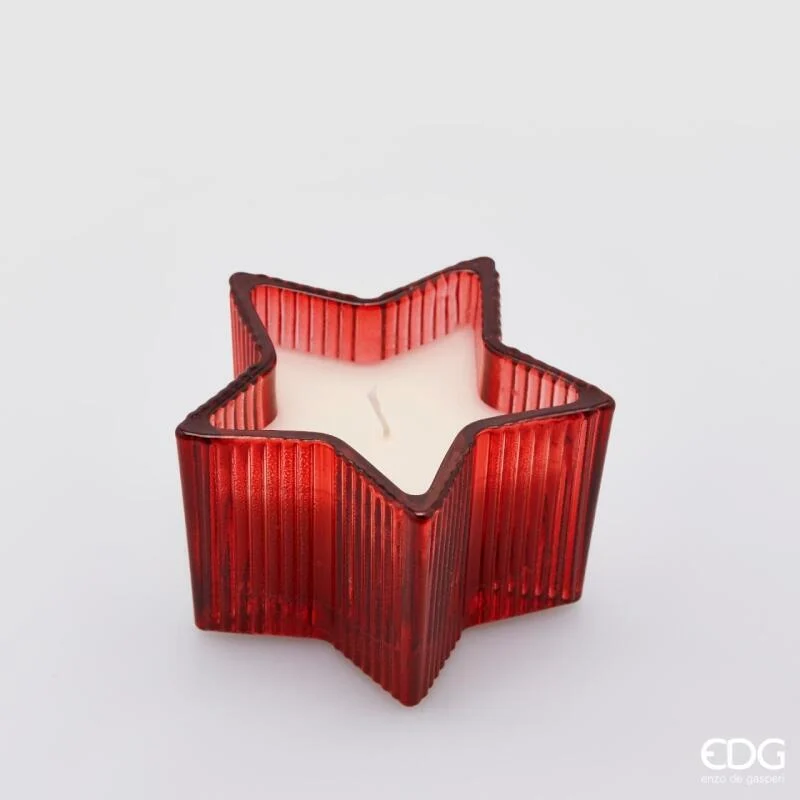 Candela a stella rossa EDG in vetro lavorato. Perfetta come segnaposto elegante o punto luce per i tuoi addobbi natalizi. Crea subito un'atmosfera magica e calda.