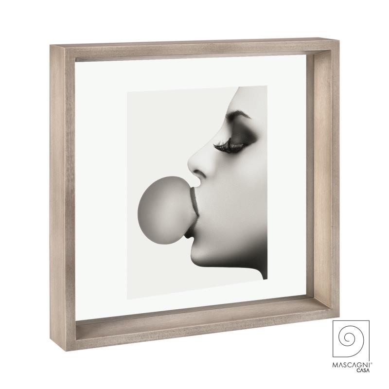 Portafoto Mascagni in legno tortora. Design sobrio, finitura naturale e stile italiano per esaltare ogni fotografia con eleganza e calore.