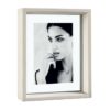 Portafoto Mascagni in legno bianco doppio vetro. Design essenziale, finitura luminosa e stile italiano per esaltare ogni fotografia con eleganza
