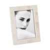 Portafoto Mascagni in osso naturale. Design artigianale, materiali pregiati e stile italiano per esaltare ogni fotografia con eleganza e unicità.