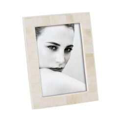 Portafoto Mascagni in osso naturale. Design artigianale, materiali pregiati e stile italiano per esaltare ogni fotografia con eleganza e unicità.