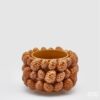 Vaso pigne in ceramica EDG con texture tridimensionale. Elegante, naturale e perfetto per decorare casa con stile caldo e raffinato tutto l’anno.