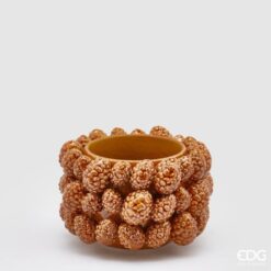 Vaso pigne in ceramica EDG con texture tridimensionale. Elegante, naturale e perfetto per decorare casa con stile caldo e raffinato tutto l’anno.