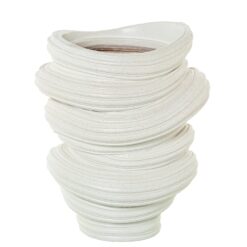 Vaso Intreccio in resina bianco Camacho. Moderno, leggero e scultoreo. Perfetto per decorare con eleganza mensole, tavolini e ambienti contemporanei.