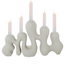 Portacandela Cinque Fuochi in resina Camacho. Moderno, scultoreo e luminoso. Perfetto per decorare con eleganza tavoli, mensole e ambienti contemporanei.