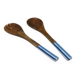 Set servi insalata in legno con manico decorato. Naturale, resistente e moderno. Perfetto per servire insalate e arricchire la tavola con stile.