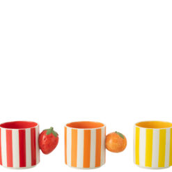 Mug a righe con frutti J‑Line: tazza in ceramica colorata con manico a forma di frutto. Design giocoso, finitura brillante e perfetta per colazioni.