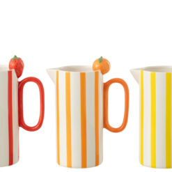Brocca a righe con frutti: ceramica colorata, design giocoso e dettagli fruttati. Perfetta per servire bevande o decorare la cucina con un tocco fresco.