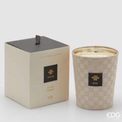 Candela Cuir Black Forest EDG: design intrecciato effetto pelle e fragranza legnosa intensa per un’atmosfera elegante, calda e ricca di carattere in ogni ambiente.
