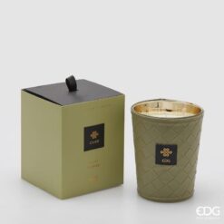 Candela Cuir Olive Flower EDG: design trapuntato effetto pelle e fragranza fresca al fiore d’ulivo per un’atmosfera naturale, luminosa ed elegante