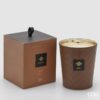 Candela Cuir Tonka Clove EDG: design intrecciato effetto pelle e fragranza calda alla tonka e chiodi di garofano per un’atmosfera elegante e avvolgente.