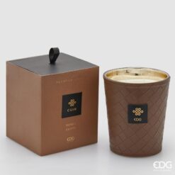 Candela Cuir Tonka Clove EDG: design intrecciato effetto pelle e fragranza calda alla tonka e chiodi di garofano per un’atmosfera elegante e avvolgente.