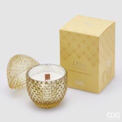 Candela profumata L’Ove EDG: vetro ambrato, stoppino in legno e fragranza Ginger & Warm Vanilla. Eleganza decorativa e atmosfera avvolgente.