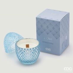 Candela profumata uovo L’Ove EDG: vetro azzurro lavorato, stoppino in legno e fragranza Waterlily & Rose. Eleganza decorativa e atmosfera rilassante.