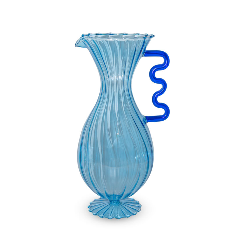 Caraffa in vetro azzurra WD Lifestyle dal design elegante e decorativo. Perfetta per servire bevande o come oggetto d’arredo.