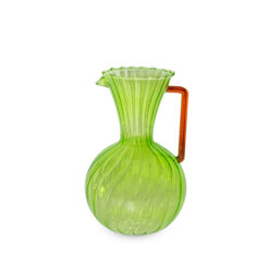Caraffa in vetro verde WD Lifestyle con manico ambrato e design modellato. Elegante, decorativa e perfetta per servire bevande o arredare la casa.