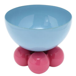 Ciotola in metallo azzurro e rosa Present Time: design moderno, base scultorea e colori vivaci. Perfetta come centrotavola, svuotatasche o oggetto decorativo.