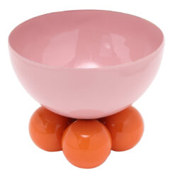 Ciotolina in metallo rosa e arancione Present Time: design moderno, base scultorea e colori vivaci. Perfetta come svuotatasche, centrotavola o oggetto decorativo.