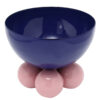 Ciotolina in metallo blu e rosa Present Time: design moderno, base scultorea e colori vivaci. Perfetta come svuotatasche, centrotavola o oggetto decorativo.
