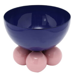 Ciotolina in metallo blu e rosa Present Time: design moderno, base scultorea e colori vivaci. Perfetta come svuotatasche, centrotavola o oggetto decorativo.
