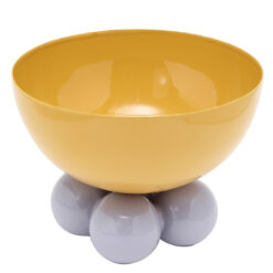 Ciotolina in metallo giallo e lilla Present Time: design moderno, base scultorea e colori vivaci. Perfetta come svuotatasche, centrotavola o oggetto decorativo.