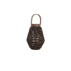 Lanterna portacandela in fibra intrecciata a goccia con vetro interno: elegante, naturale e scenografica. Perfetta per creare atmosfere calde e accoglienti.
