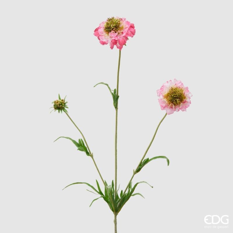 Scabiosa artificiale rosa EDG: petali realistici, stelo modellabile e colore delicato. Perfetta per composizioni primaverili e decorazioni eleganti.