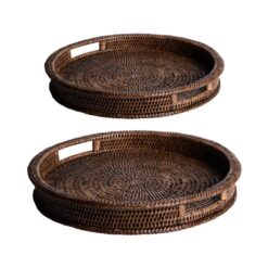 Vassoio in rattan intrecciato disponibile in due misure. Naturale, resistente e perfetto per servire, organizzare o decorare con stile.