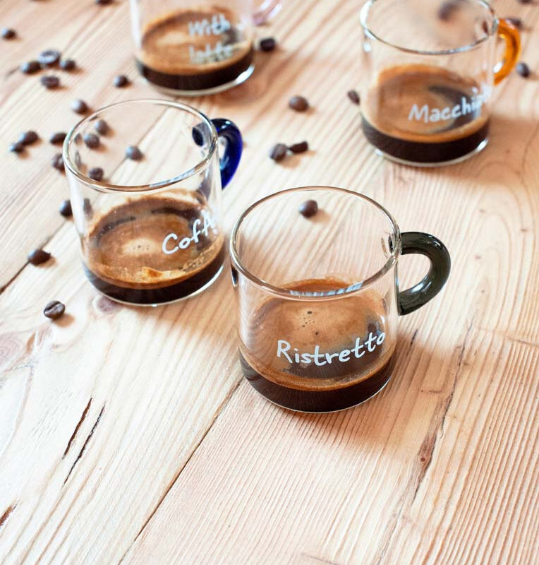 Mug e tazzine dal design moderno e materiali di qualità: colori, forme e dettagli che rendono ogni pausa un momento speciale.