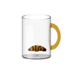 Tazza in vetro con decoro brioche WD Lifestyle. Realizzata in vetro borosilicato, resistente e divertente, ideale per colazione e tisane.