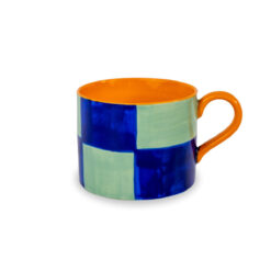 Tazza colazione in stoneware con fantasia blu/verde e interno arancione. Robusta, moderna e ideale per cappuccino, tè e tisane.