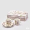Coppia tazzine da caffè Fiori EDG in porcellana: decoro floreale pastello, piattini coordinati e confezione regalo. Eleganza romantica per ogni momento.