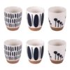 Tazzine da caffè Mykonos in porcellana Boutique Bastide: decori neri dipinti a mano e base terracotta, perfette per uno stile mediterraneo moderno.