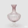 Vaso anfora in vetro rosa EDG: design moderno con texture verticale e sfumature delicate, perfetto per decorare ambienti romantici, minimal e contemporanei.
