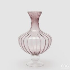 Vaso anfora in vetro rosa EDG: design moderno con texture verticale e sfumature delicate, perfetto per decorare ambienti romantici, minimal e contemporanei.