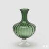 Vaso anfora in vetro verde EDG: design moderno con texture verticale e sfumature naturali, perfetto per decorare ambienti eleganti, scandinavi